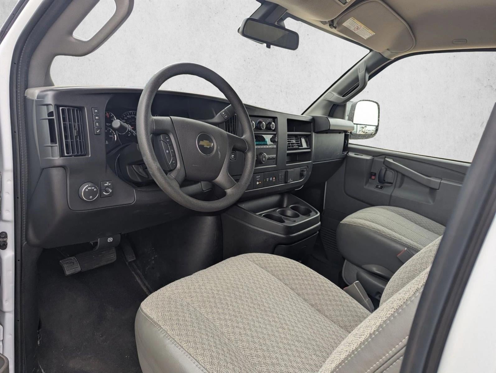2025 Chevrolet Express Passenger 1LT