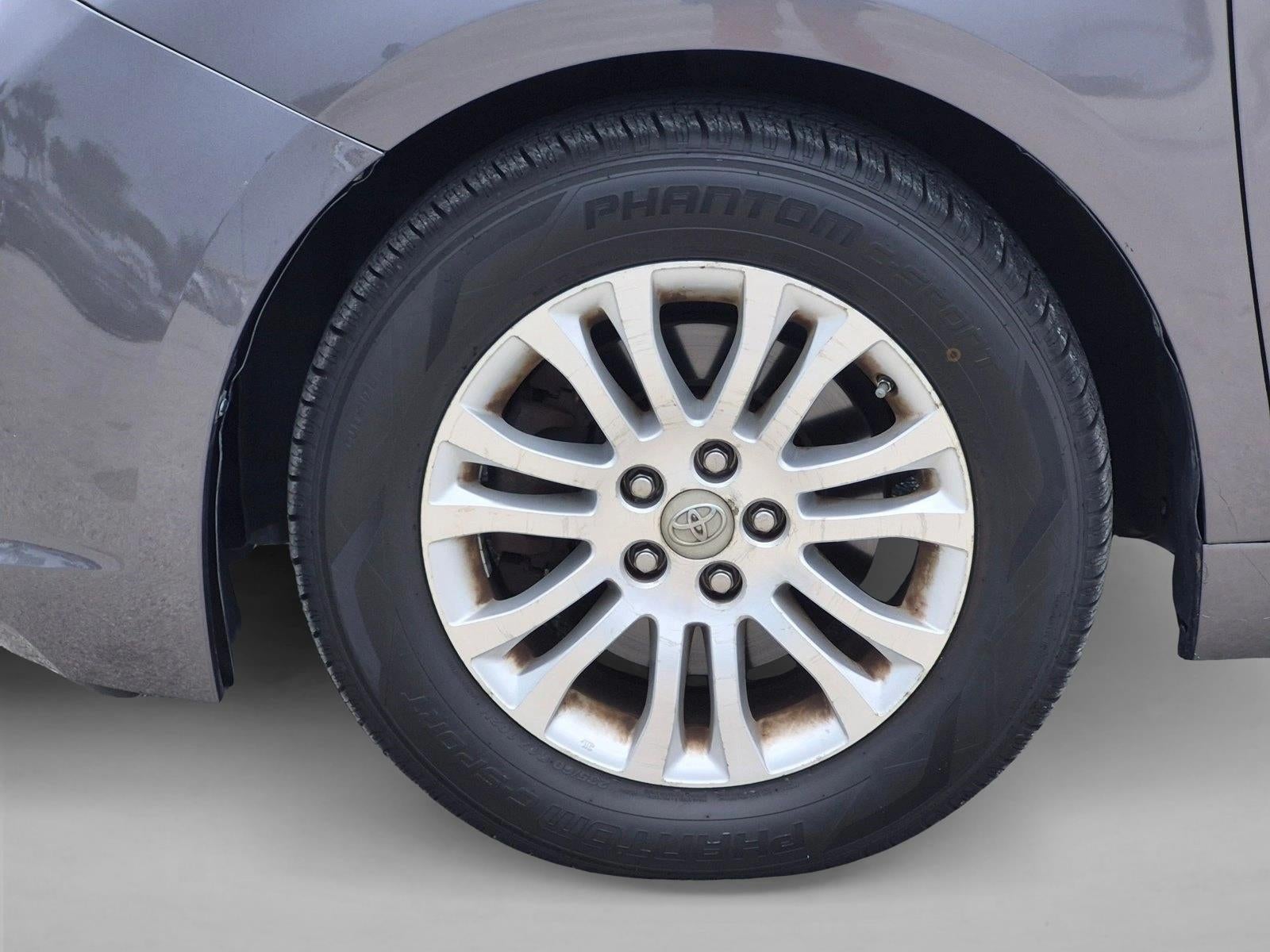 2017 Toyota Sienna XLE FWD 8-Passenger (Natl)