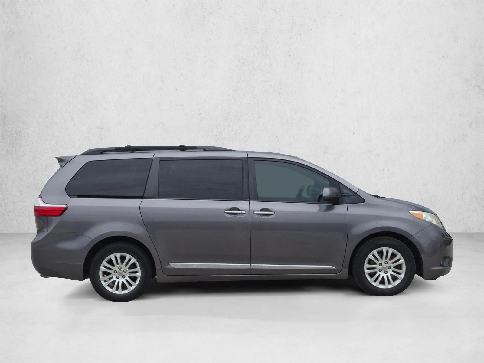 2017 Toyota Sienna XLE FWD 8-Passenger (Natl)